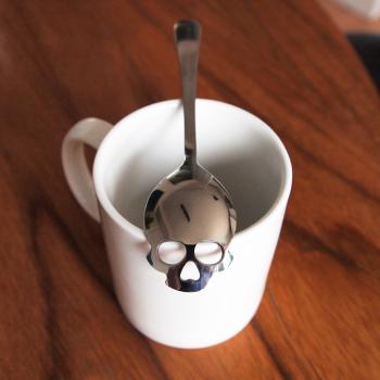 Totenkopf Zuckerlöffel und Teelöffel - Skull Löffel - komplete Ansicht - benutzt mit Tasse
